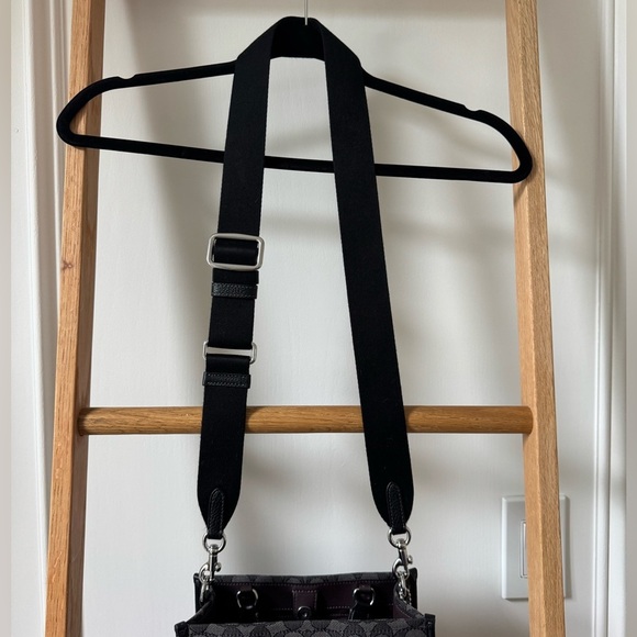 Coach Dempsey Tote 22 In Signature Jacquard With Star Embroidery - Like New - Picture 16 of 16